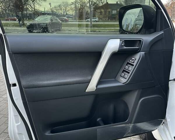 Белый Тойота Ленд Крузер Прадо, объемом двигателя 2.69 л и пробегом 153 тыс. км за 27900 $, фото 17 на Automoto.ua