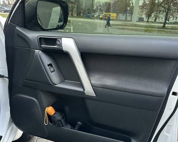 Белый Тойота Ленд Крузер Прадо, объемом двигателя 2.69 л и пробегом 153 тыс. км за 27900 $, фото 24 на Automoto.ua