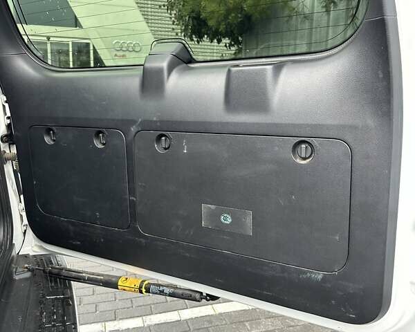 Белый Тойота Ленд Крузер Прадо, объемом двигателя 2.69 л и пробегом 153 тыс. км за 27900 $, фото 26 на Automoto.ua