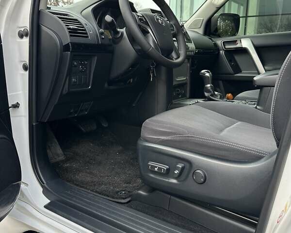 Белый Тойота Ленд Крузер Прадо, объемом двигателя 2.69 л и пробегом 153 тыс. км за 27900 $, фото 16 на Automoto.ua