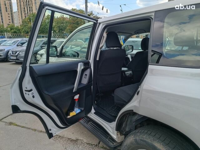 Белый Тойота Ленд Крузер Прадо, объемом двигателя 2.8 л и пробегом 122 тыс. км за 37490 $, фото 11 на Automoto.ua