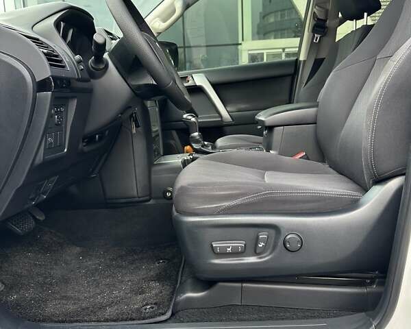 Белый Тойота Ленд Крузер Прадо, объемом двигателя 2.69 л и пробегом 153 тыс. км за 27900 $, фото 20 на Automoto.ua