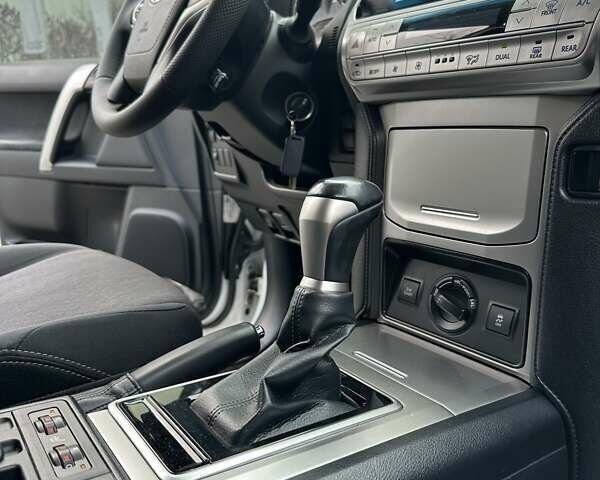 Белый Тойота Ленд Крузер Прадо, объемом двигателя 2.69 л и пробегом 153 тыс. км за 27900 $, фото 27 на Automoto.ua