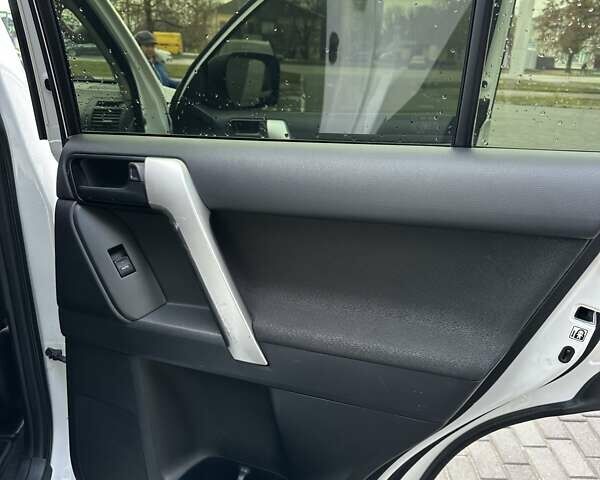 Белый Тойота Ленд Крузер Прадо, объемом двигателя 2.69 л и пробегом 153 тыс. км за 27900 $, фото 28 на Automoto.ua