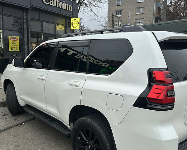 Белый Тойота Ленд Крузер Прадо, объемом двигателя 2.76 л и пробегом 293 тыс. км за 32500 $, фото 5 на Automoto.ua