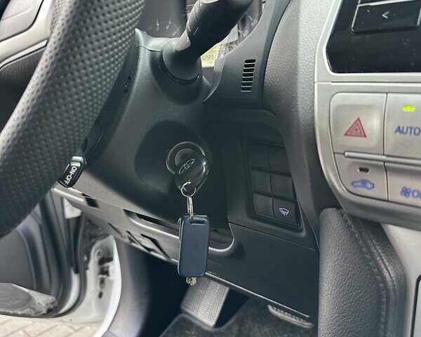 Белый Тойота Ленд Крузер Прадо, объемом двигателя 2.69 л и пробегом 153 тыс. км за 27900 $, фото 35 на Automoto.ua