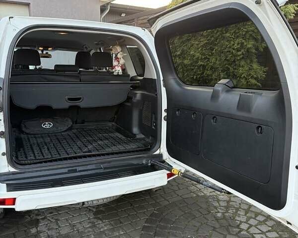 Белый Тойота Ленд Крузер Прадо, объемом двигателя 2.8 л и пробегом 98 тыс. км за 35333 $, фото 3 на Automoto.ua