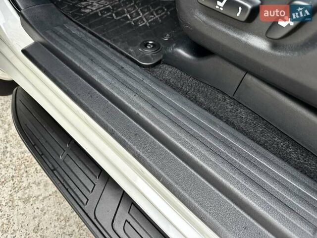 Белый Тойота Ленд Крузер Прадо, объемом двигателя 4 л и пробегом 119 тыс. км за 35450 $, фото 98 на Automoto.ua