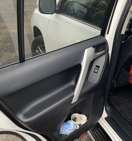 Белый Тойота Ленд Крузер Прадо, объемом двигателя 3.96 л и пробегом 71 тыс. км за 49999 $, фото 17 на Automoto.ua