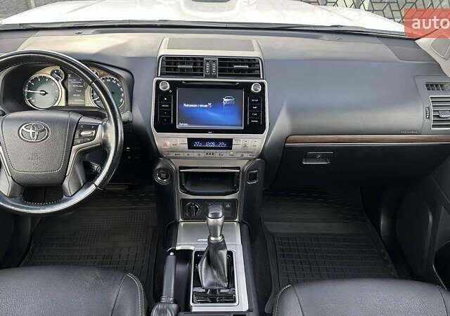Білий Тойота Ленд Крузер Прадо, об'ємом двигуна 4 л та пробігом 90 тис. км за 39604 $, фото 7 на Automoto.ua