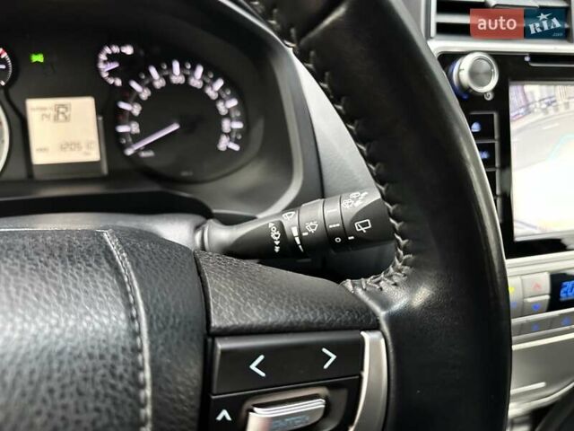 Белый Тойота Ленд Крузер Прадо, объемом двигателя 4 л и пробегом 119 тыс. км за 35450 $, фото 103 на Automoto.ua