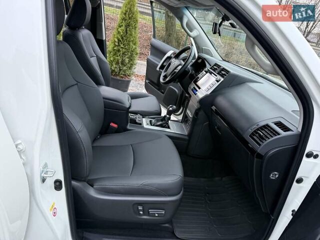 Белый Тойота Ленд Крузер Прадо, объемом двигателя 4 л и пробегом 79 тыс. км за 38700 $, фото 38 на Automoto.ua