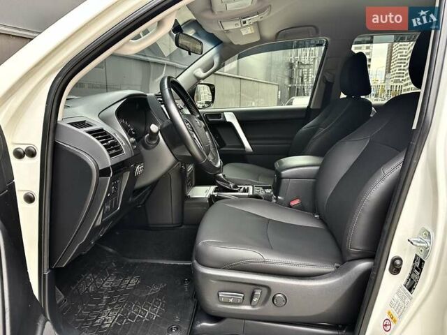 Белый Тойота Ленд Крузер Прадо, объемом двигателя 4 л и пробегом 119 тыс. км за 35450 $, фото 48 на Automoto.ua