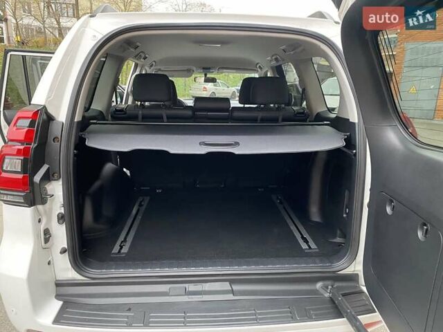 Белый Тойота Ленд Крузер Прадо, объемом двигателя 4 л и пробегом 69 тыс. км за 39900 $, фото 13 на Automoto.ua