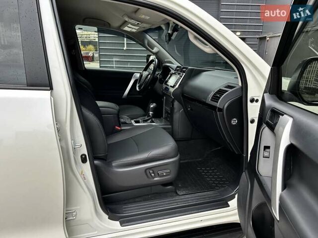 Белый Тойота Ленд Крузер Прадо, объемом двигателя 4 л и пробегом 119 тыс. км за 35450 $, фото 59 на Automoto.ua