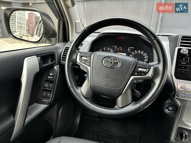 Белый Тойота Ленд Крузер Прадо, объемом двигателя 4 л и пробегом 119 тыс. км за 35450 $, фото 75 на Automoto.ua