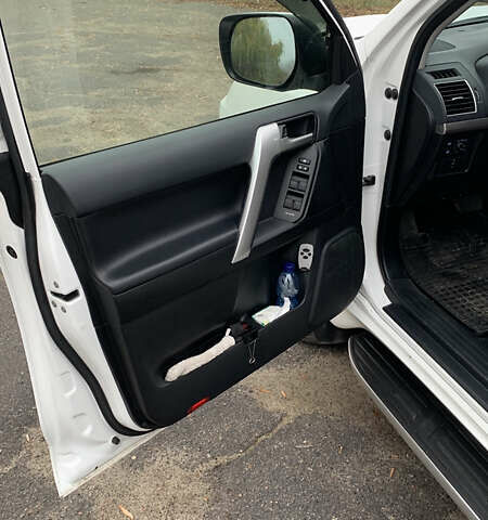 Белый Тойота Ленд Крузер Прадо, объемом двигателя 3.96 л и пробегом 71 тыс. км за 49999 $, фото 11 на Automoto.ua