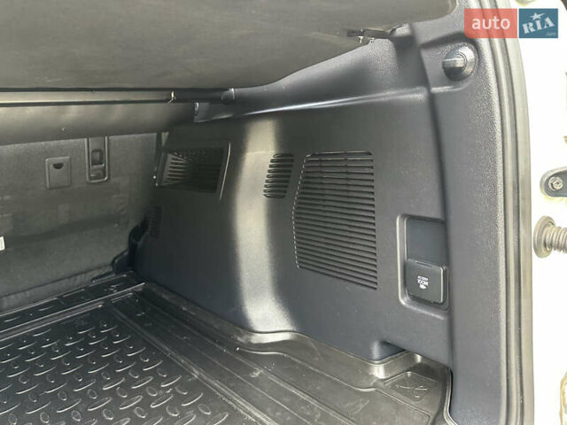 Белый Тойота Ленд Крузер Прадо, объемом двигателя 3.96 л и пробегом 131 тыс. км за 39900 $, фото 39 на Automoto.ua