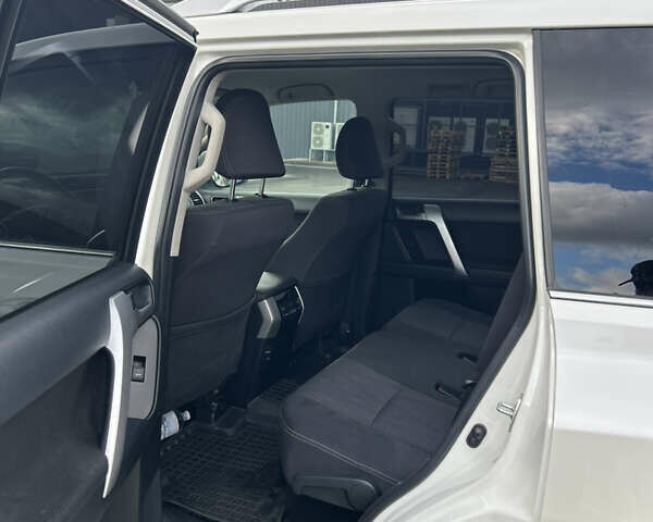 Белый Тойота Ленд Крузер Прадо, объемом двигателя 3.96 л и пробегом 165 тыс. км за 39200 $, фото 9 на Automoto.ua