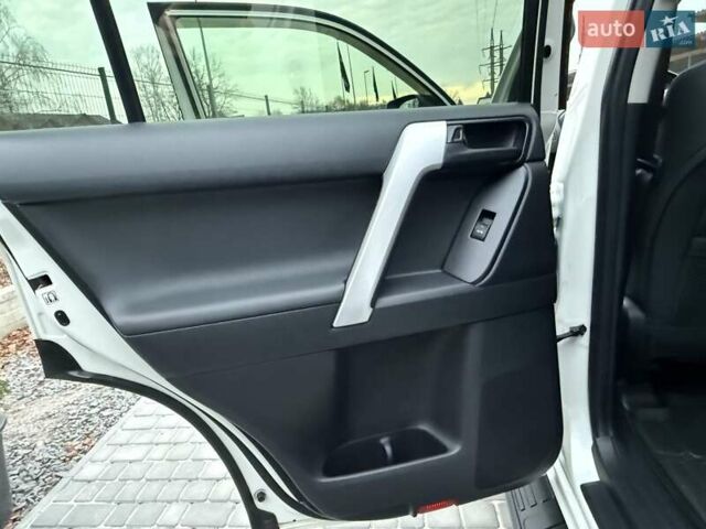 Белый Тойота Ленд Крузер Прадо, объемом двигателя 4 л и пробегом 79 тыс. км за 38700 $, фото 65 на Automoto.ua