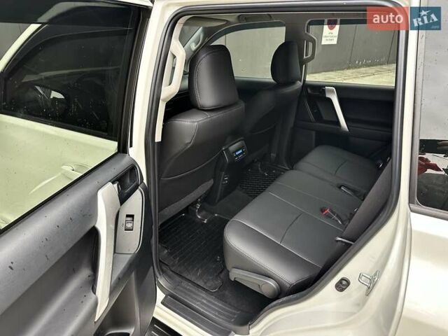 Белый Тойота Ленд Крузер Прадо, объемом двигателя 4 л и пробегом 119 тыс. км за 35450 $, фото 58 на Automoto.ua