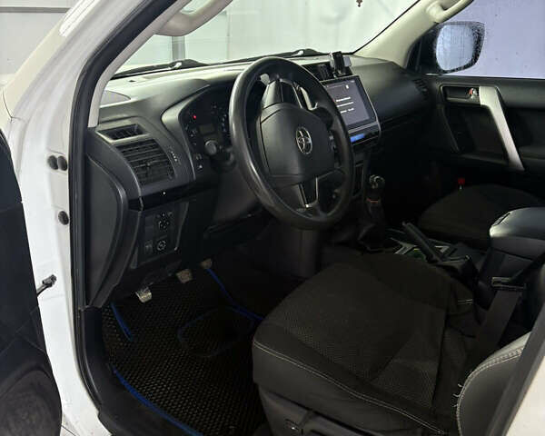 Белый Тойота Ленд Крузер Прадо, объемом двигателя 2.7 л и пробегом 300 тыс. км за 21000 $, фото 1 на Automoto.ua