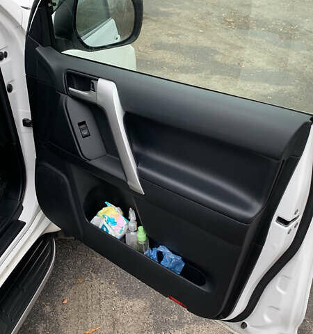 Белый Тойота Ленд Крузер Прадо, объемом двигателя 3.96 л и пробегом 71 тыс. км за 49999 $, фото 21 на Automoto.ua