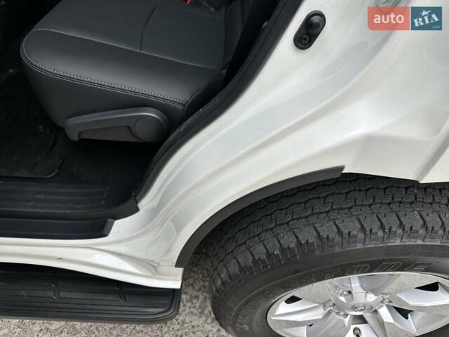 Белый Тойота Ленд Крузер Прадо, объемом двигателя 4 л и пробегом 119 тыс. км за 35450 $, фото 96 на Automoto.ua