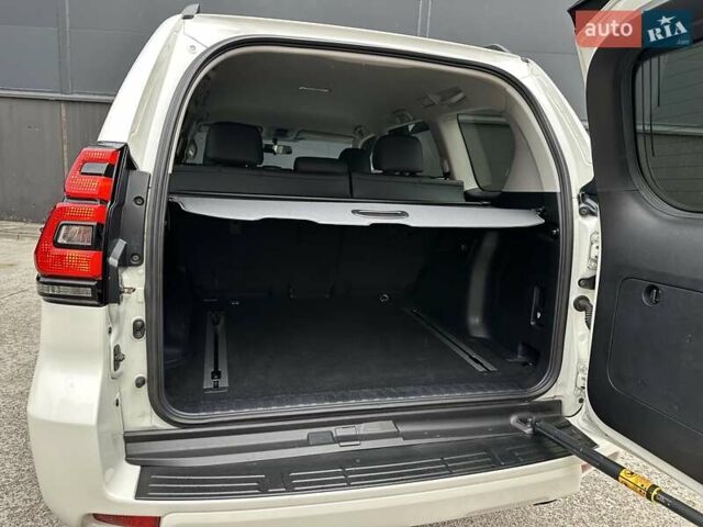 Белый Тойота Ленд Крузер Прадо, объемом двигателя 4 л и пробегом 119 тыс. км за 35450 $, фото 76 на Automoto.ua