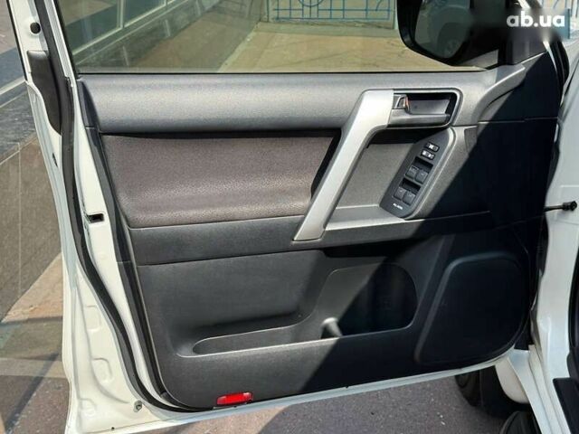 Белый Тойота Ленд Крузер Прадо, объемом двигателя 4 л и пробегом 119 тыс. км за 34950 $, фото 18 на Automoto.ua