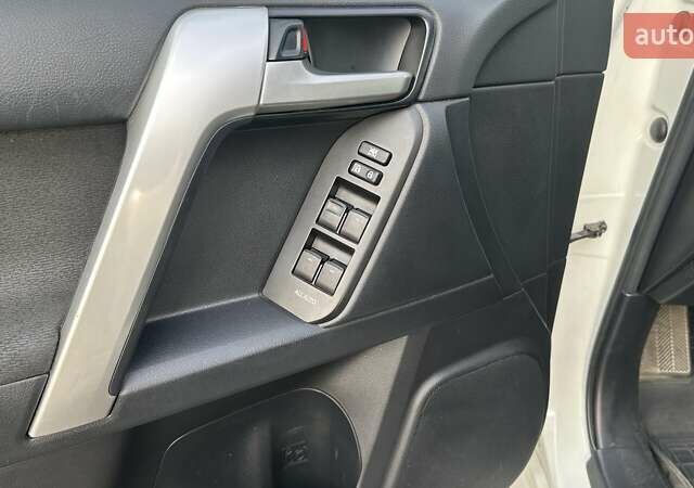 Білий Тойота Ленд Крузер Прадо, об'ємом двигуна 4 л та пробігом 90 тис. км за 39604 $, фото 16 на Automoto.ua