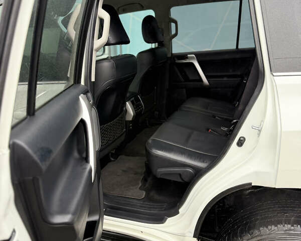 Белый Тойота Ленд Крузер Прадо, объемом двигателя 4 л и пробегом 64 тыс. км за 42900 $, фото 21 на Automoto.ua