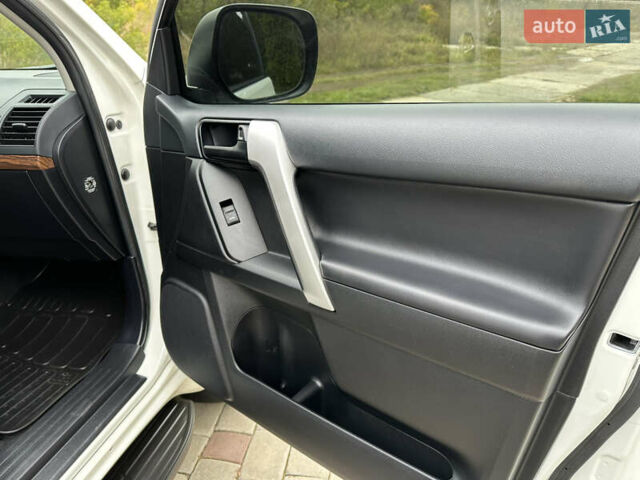 Белый Тойота Ленд Крузер Прадо, объемом двигателя 3.96 л и пробегом 131 тыс. км за 39900 $, фото 50 на Automoto.ua