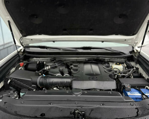 Белый Тойота Ленд Крузер Прадо, объемом двигателя 4 л и пробегом 64 тыс. км за 42900 $, фото 29 на Automoto.ua