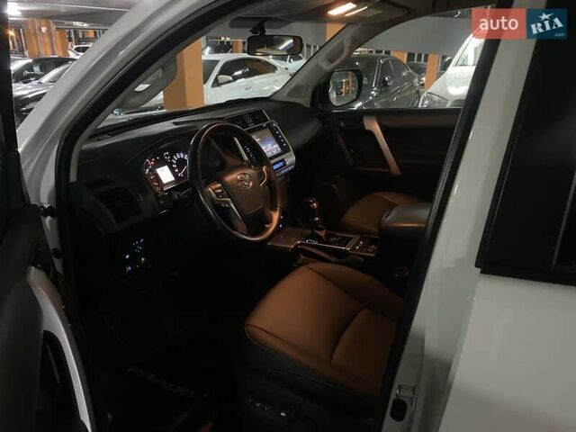 Белый Тойота Ленд Крузер Прадо, объемом двигателя 4 л и пробегом 69 тыс. км за 39900 $, фото 7 на Automoto.ua