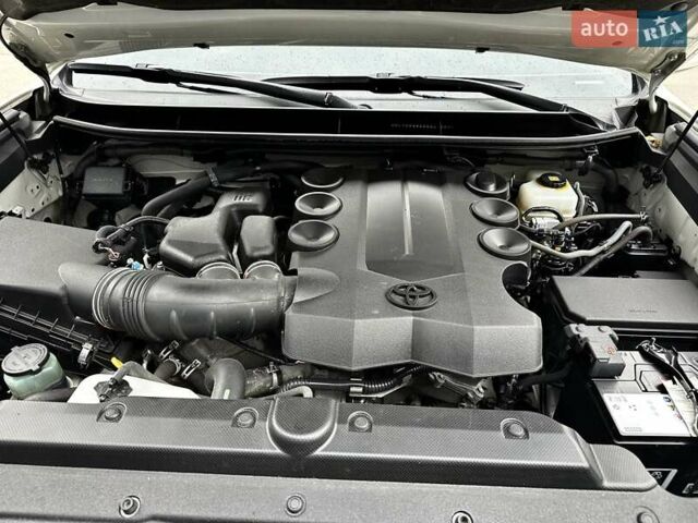 Белый Тойота Ленд Крузер Прадо, объемом двигателя 4 л и пробегом 119 тыс. км за 35450 $, фото 90 на Automoto.ua