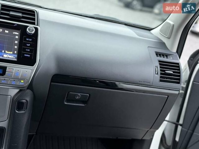 Белый Тойота Ленд Крузер Прадо, объемом двигателя 4 л и пробегом 79 тыс. км за 38700 $, фото 51 на Automoto.ua