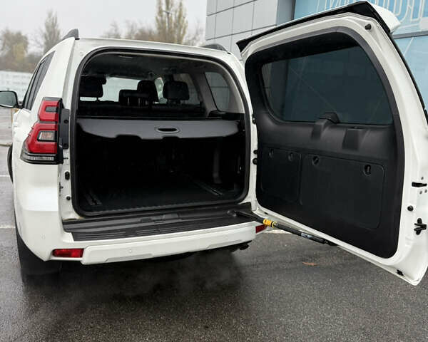 Белый Тойота Ленд Крузер Прадо, объемом двигателя 4 л и пробегом 64 тыс. км за 42900 $, фото 23 на Automoto.ua