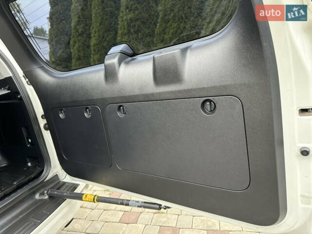 Белый Тойота Ленд Крузер Прадо, объемом двигателя 3.96 л и пробегом 131 тыс. км за 39900 $, фото 42 на Automoto.ua