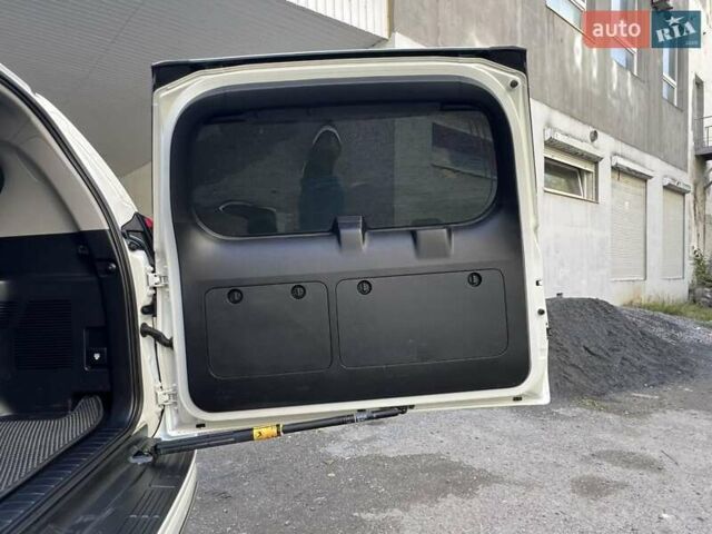 Белый Тойота Ленд Крузер Прадо, объемом двигателя 3.96 л и пробегом 103 тыс. км за 39500 $, фото 42 на Automoto.ua