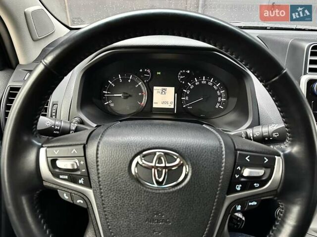 Белый Тойота Ленд Крузер Прадо, объемом двигателя 4 л и пробегом 119 тыс. км за 35450 $, фото 101 на Automoto.ua