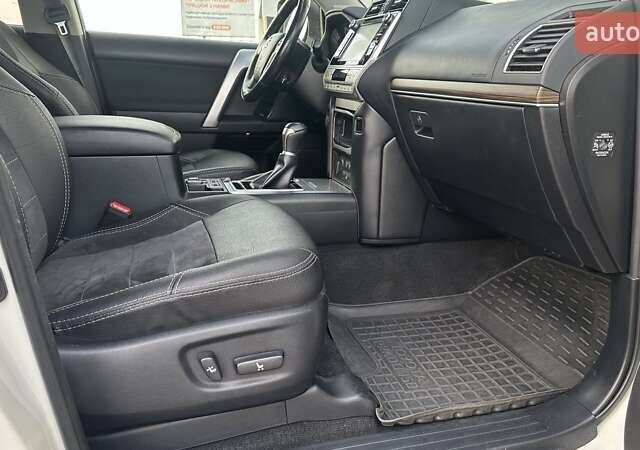 Білий Тойота Ленд Крузер Прадо, об'ємом двигуна 4 л та пробігом 90 тис. км за 39604 $, фото 5 на Automoto.ua