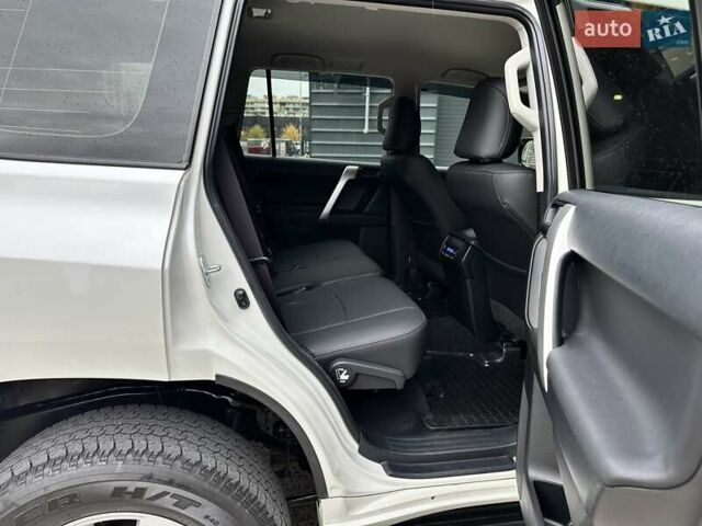 Белый Тойота Ленд Крузер Прадо, объемом двигателя 4 л и пробегом 119 тыс. км за 35450 $, фото 70 на Automoto.ua