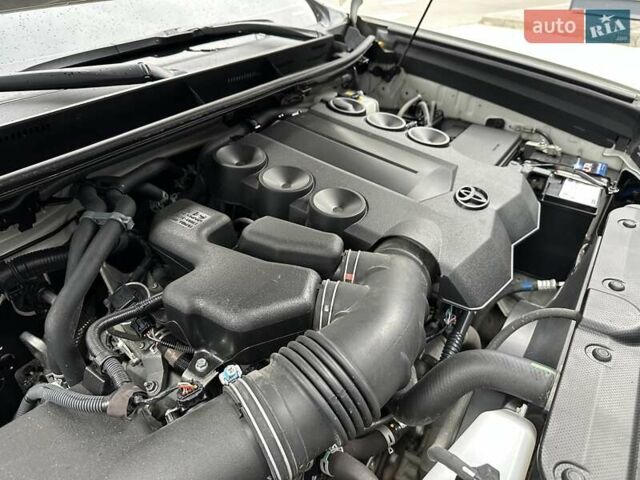 Белый Тойота Ленд Крузер Прадо, объемом двигателя 4 л и пробегом 119 тыс. км за 35450 $, фото 95 на Automoto.ua