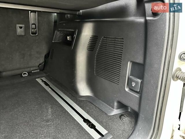 Белый Тойота Ленд Крузер Прадо, объемом двигателя 4 л и пробегом 119 тыс. км за 35450 $, фото 78 на Automoto.ua