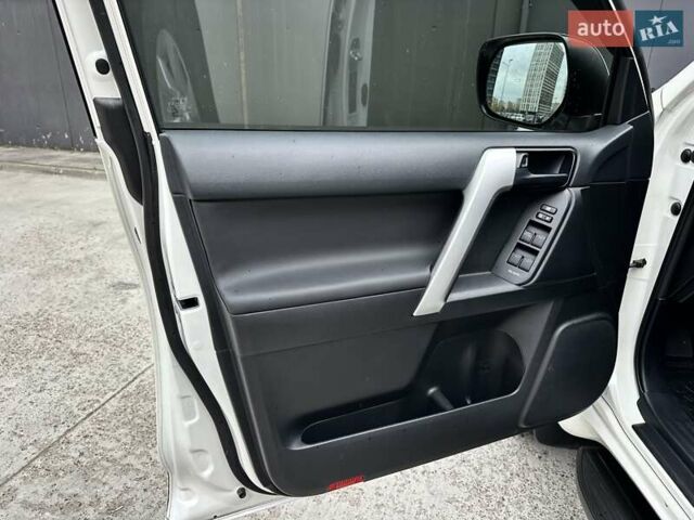 Белый Тойота Ленд Крузер Прадо, объемом двигателя 4 л и пробегом 119 тыс. км за 35450 $, фото 51 на Automoto.ua