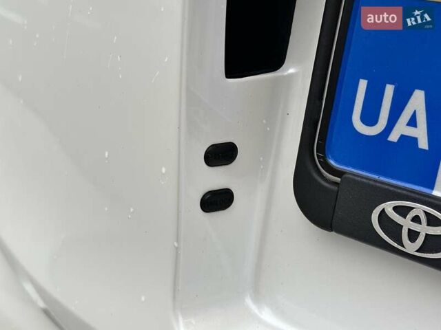 Белый Тойота Ленд Крузер Прадо, объемом двигателя 4 л и пробегом 119 тыс. км за 35450 $, фото 45 на Automoto.ua