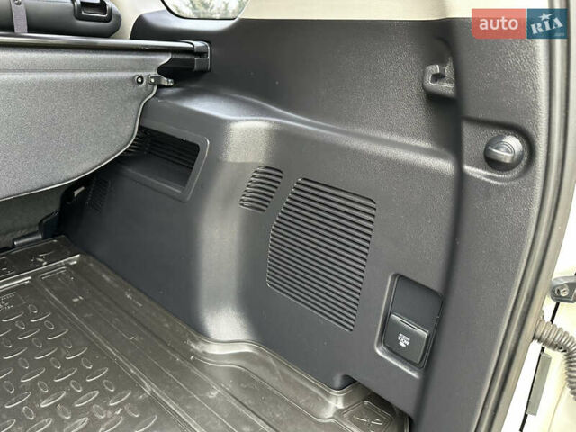 Белый Тойота Ленд Крузер Прадо, объемом двигателя 3.96 л и пробегом 131 тыс. км за 39900 $, фото 41 на Automoto.ua