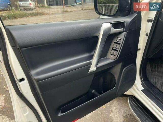 Белый Тойота Ленд Крузер Прадо, объемом двигателя 3.96 л и пробегом 103 тыс. км за 39500 $, фото 19 на Automoto.ua