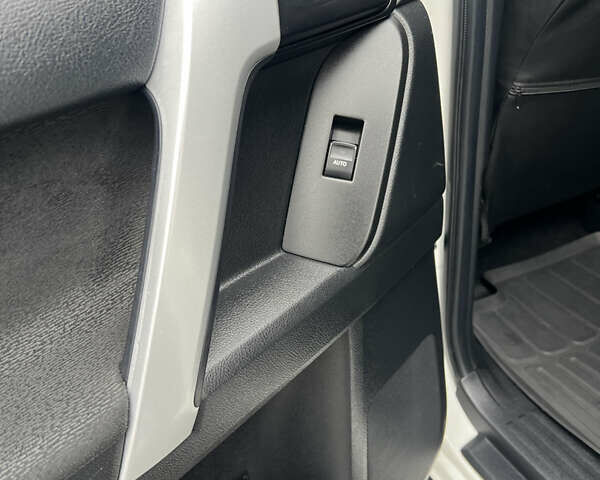 Белый Тойота Ленд Крузер Прадо, объемом двигателя 2.76 л и пробегом 146 тыс. км за 35000 $, фото 12 на Automoto.ua